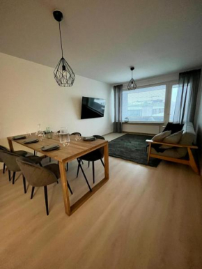 Ylimmän kerroksen tilava kolmio jokinäkymällä in Rovaniemi